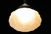 独特なシルエットに魅了されるプレスガラス電笠 DC4591