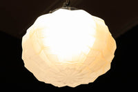 独特なシルエットに魅了されるプレスガラス電笠 DC4591