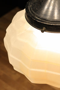 独特なシルエットに魅了されるプレスガラス電笠 DC4591