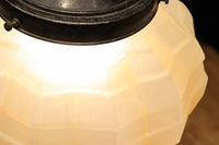 独特なシルエットに魅了されるプレスガラス電笠 DC4591