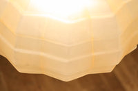 独特なシルエットに魅了されるプレスガラス電笠 DC4591