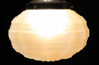 独特なシルエットに魅了されるプレスガラス電笠 DC4591