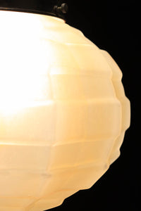 独特なシルエットに魅了されるプレスガラス電笠 DC4591