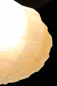 独特なシルエットに魅了されるプレスガラス電笠 DC4591