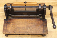 レトロな雰囲気をディスプレイする紙切断機 DC4727