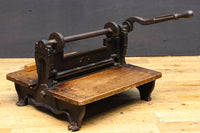 レトロな雰囲気をディスプレイする紙切断機 DC4727