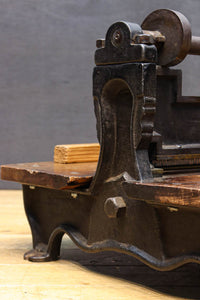 レトロな雰囲気をディスプレイする紙切断機 DC4727