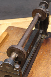 レトロな雰囲気をディスプレイする紙切断機 DC4727