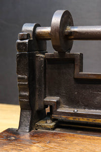 レトロな雰囲気をディスプレイする紙切断機 DC4727