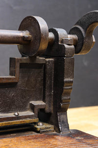 レトロな雰囲気をディスプレイする紙切断機 DC4727