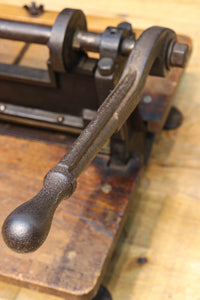 レトロな雰囲気をディスプレイする紙切断機 DC4727