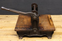 レトロな雰囲気をディスプレイする紙切断機 DC4727