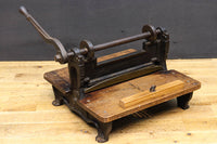 レトロな雰囲気をディスプレイする紙切断機 DC4727