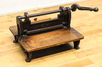 レトロな雰囲気をディスプレイする紙切断機 DC4727