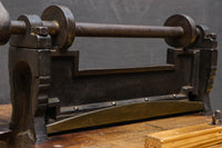 レトロな雰囲気をディスプレイする紙切断機 DC4727