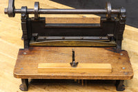 レトロな雰囲気をディスプレイする紙切断機 DC4727