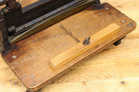 レトロな雰囲気をディスプレイする紙切断機 DC4727