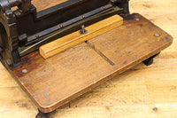 レトロな雰囲気をディスプレイする紙切断機 DC4727