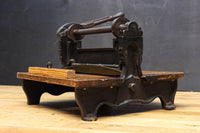 レトロな雰囲気をディスプレイする紙切断機 DC4727