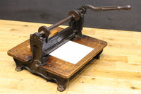 レトロな雰囲気をディスプレイする紙切断機 DC4727