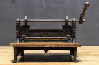 レトロな雰囲気をディスプレイする紙切断機 DC4727