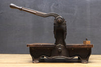 レトロな雰囲気をディスプレイする紙切断機 DC4727