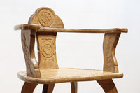 可憐な彫刻が優雅な佇まいを飾る軽井沢彫りの椅子 DC5433