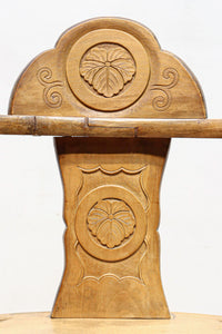 可憐な彫刻が優雅な佇まいを飾る軽井沢彫りの椅子 DC5433