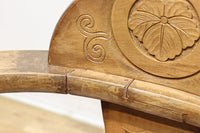 可憐な彫刻が優雅な佇まいを飾る軽井沢彫りの椅子 DC5433