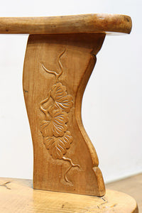 可憐な彫刻が優雅な佇まいを飾る軽井沢彫りの椅子 DC5433