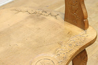 可憐な彫刻が優雅な佇まいを飾る軽井沢彫りの椅子 DC5433