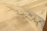 可憐な彫刻が優雅な佇まいを飾る軽井沢彫りの椅子 DC5433