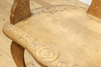 可憐な彫刻が優雅な佇まいを飾る軽井沢彫りの椅子 DC5433