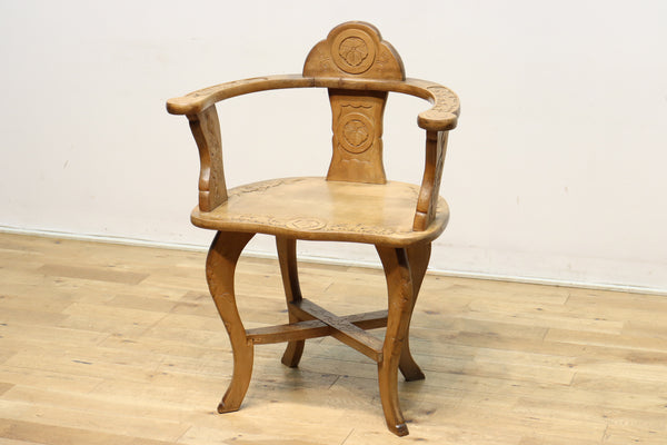 可憐な彫刻が優雅な佇まいを飾る軽井沢彫りの椅子　DC5433