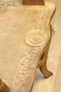 可憐な彫刻が優雅な佇まいを飾る軽井沢彫りの椅子 DC5433