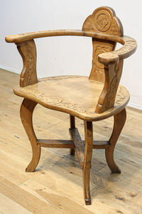可憐な彫刻が優雅な佇まいを飾る軽井沢彫りの椅子 DC5433