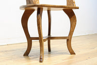 可憐な彫刻が優雅な佇まいを飾る軽井沢彫りの椅子 DC5433