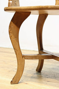 可憐な彫刻が優雅な佇まいを飾る軽井沢彫りの椅子 DC5433