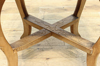 可憐な彫刻が優雅な佇まいを飾る軽井沢彫りの椅子 DC5433