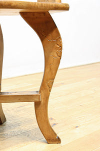 可憐な彫刻が優雅な佇まいを飾る軽井沢彫りの椅子 DC5433