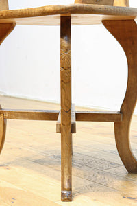 可憐な彫刻が優雅な佇まいを飾る軽井沢彫りの椅子 DC5433