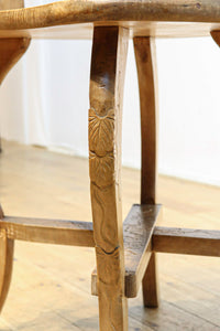 可憐な彫刻が優雅な佇まいを飾る軽井沢彫りの椅子 DC5433