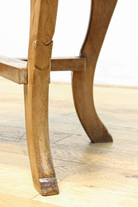 可憐な彫刻が優雅な佇まいを飾る軽井沢彫りの椅子 DC5433