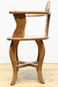 可憐な彫刻が優雅な佇まいを飾る軽井沢彫りの椅子 DC5433