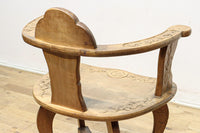 可憐な彫刻が優雅な佇まいを飾る軽井沢彫りの椅子 DC5433