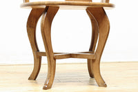 可憐な彫刻が優雅な佇まいを飾る軽井沢彫りの椅子 DC5433