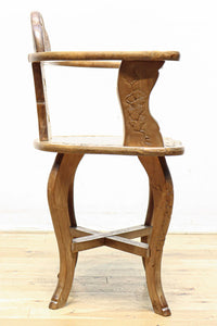 可憐な彫刻が優雅な佇まいを飾る軽井沢彫りの椅子 DC5433