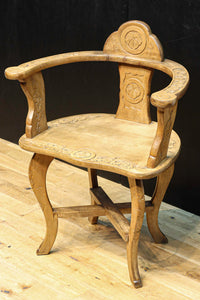 可憐な彫刻が優雅な佇まいを飾る軽井沢彫りの椅子 DC5433