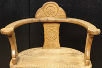 可憐な彫刻が優雅な佇まいを飾る軽井沢彫りの椅子 DC5433