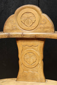 可憐な彫刻が優雅な佇まいを飾る軽井沢彫りの椅子 DC5433